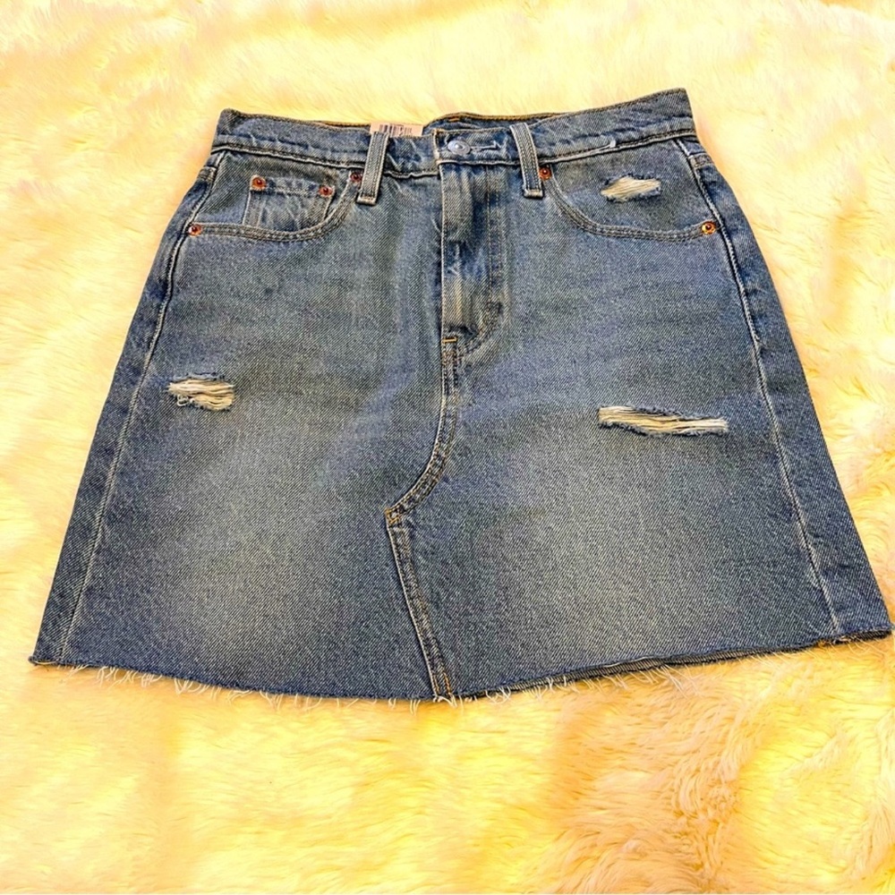 Levi's High Rise Medium Wash
Deconstructed Raw Hem Skirt Womens 2/26